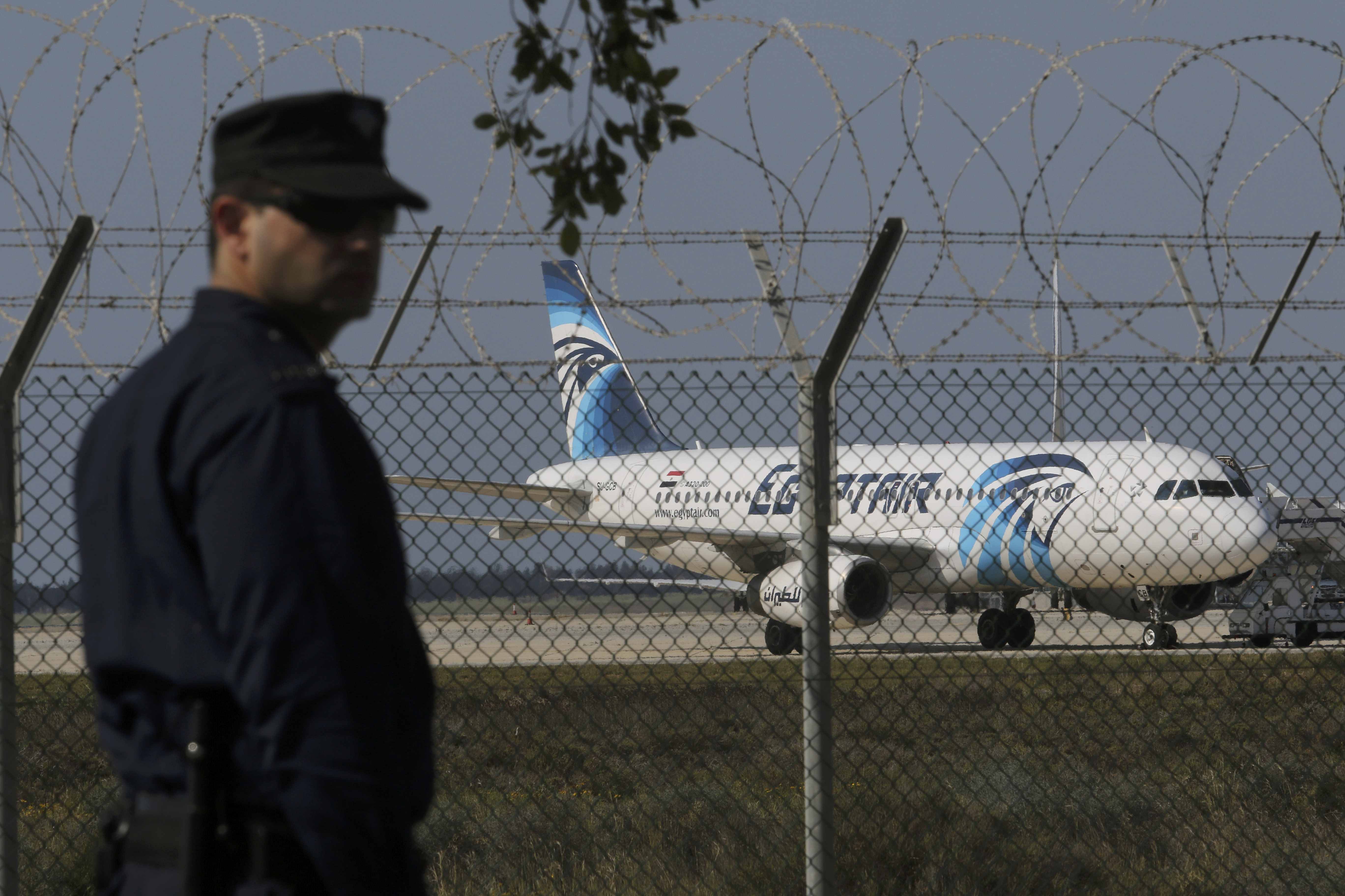 Заложническа драма в Кипър: Похитителите на самолета освободиха египтяните! (ВИДЕО)