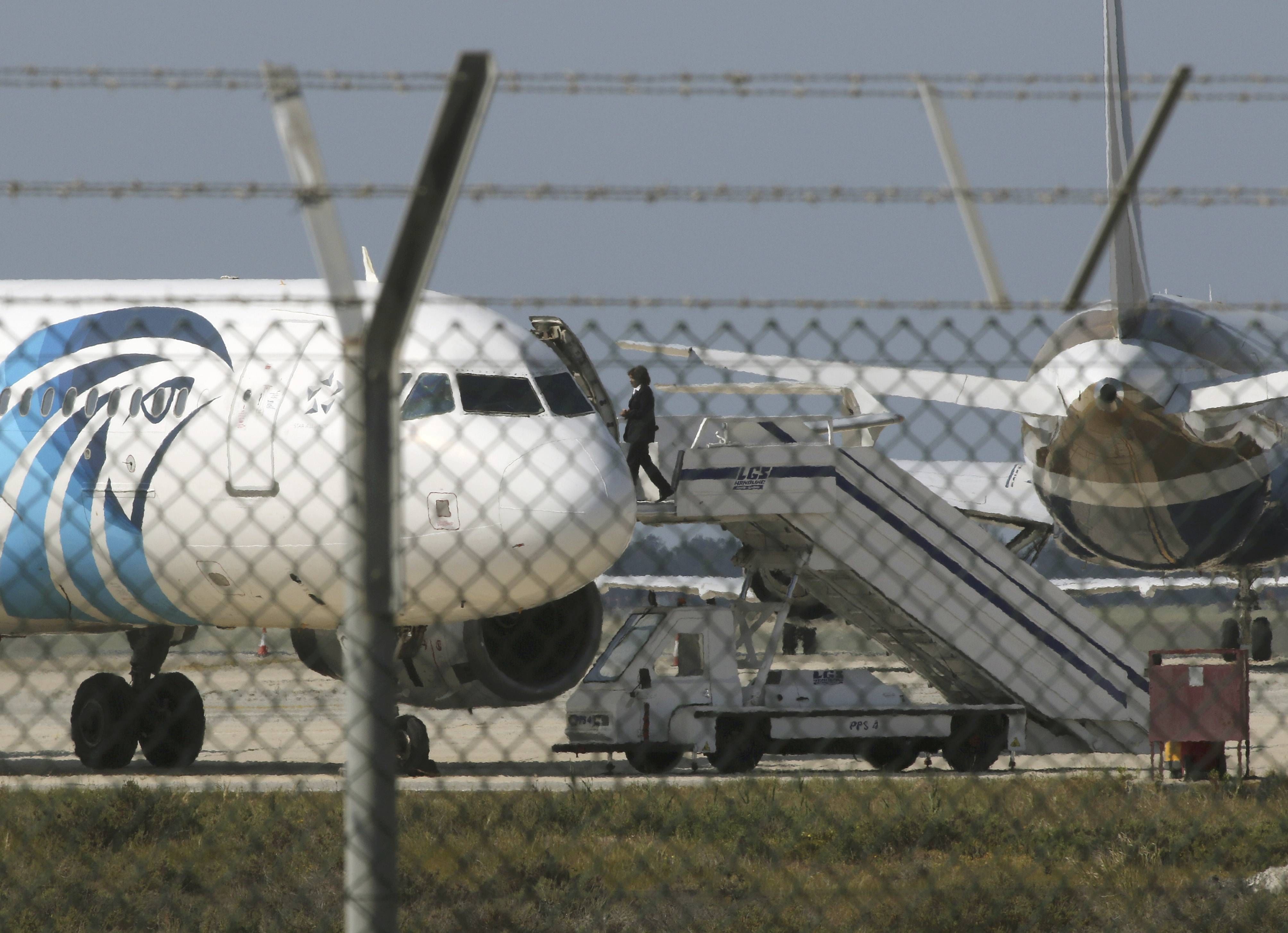 Разкриха похитителя на самолета в Кипър (ВИДЕО)