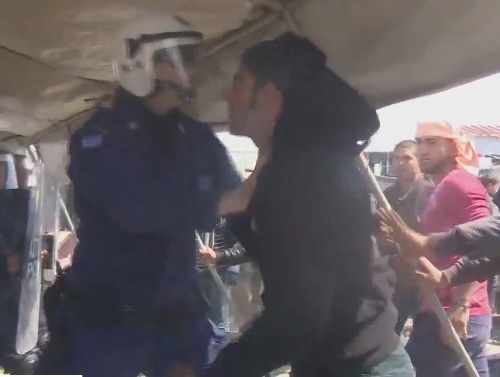 В лагера Идомени ври и кипи! Мигранти и полиция влязоха в сблъсъци (ВИДЕО)
