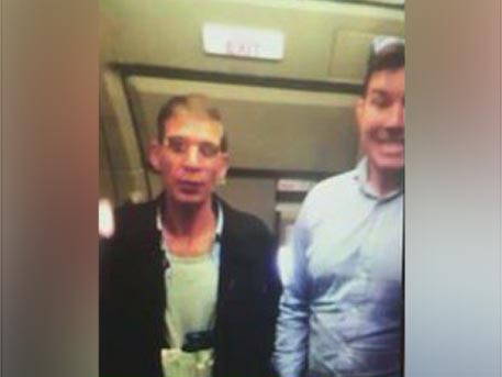 Пълна лудост! Пътник на пленения самолет си направи селфи с похитителя преди да го арестуват