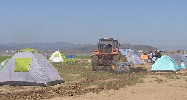 Гръцки фермер не издържа и изора палатките на бежанците с трактора си (ВИДЕО)  