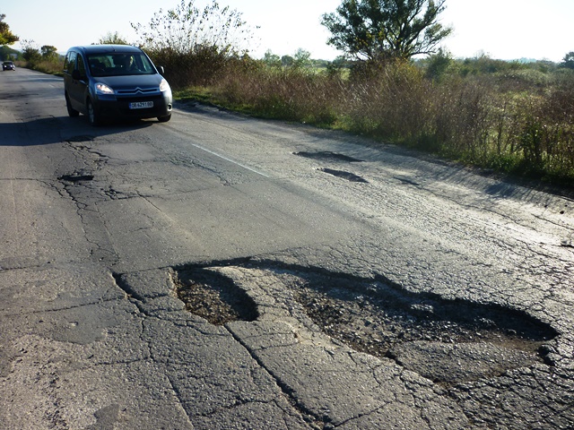 Топ 25 на най-опасните пътища в България, където кръстовете са повече от пътните знаци