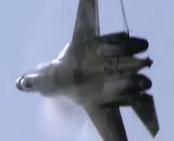 Уникално ВИДЕО! Как новият Су-35 бяга от ракета