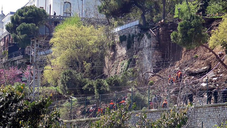 Стена се срути в парк в Истанбул и затрупа двама, единият загина (СНИМКИ/ВИДЕO)