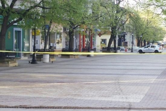 Какво става: Полицаи блокираха центъра на Русе, евакуират цял блок (СНИМКА)