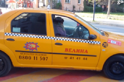 Нагла таксиджийка говори по телефона, спряла върху пешеходна пътека (СНИМКИ)