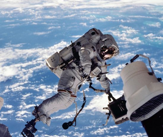 Соломон Паси ухажва новия посланик на САЩ с космическа оферта 