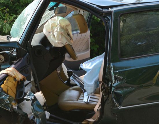 Черен петък: Шофьор се заби в дърво и издъхна, затиснат от колата си 