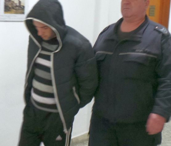 Срамежлив! Димитър Атанасов - Патъра, спипан с 30 чувала марихуана, крие лицето си в съда 