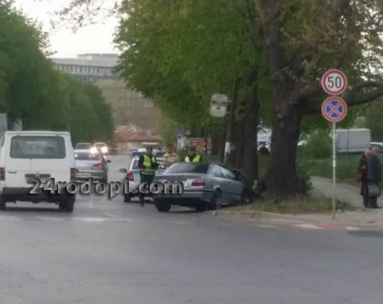 Баварец се заби в дърво след дрифт на оживено кръстовище (СНИМКИ)