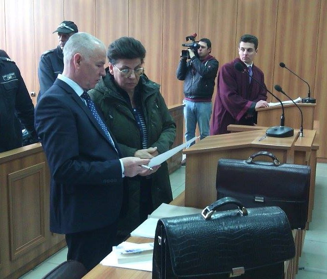 Адвокатът на обвинената в убийство Иванка: Болногледачка управлява милионите на Ройдови