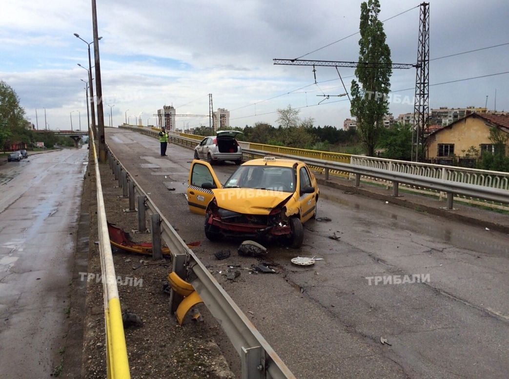 Зверска катастрофа заради локва във Враца, 3 линейки карат петима окървавени в болница (СНИМКИ)