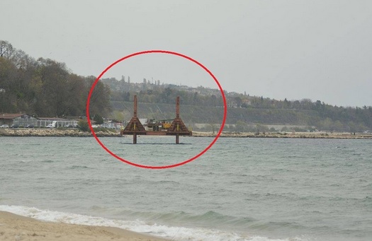Странна конструкция изникна в морето срещу варненския плаж 