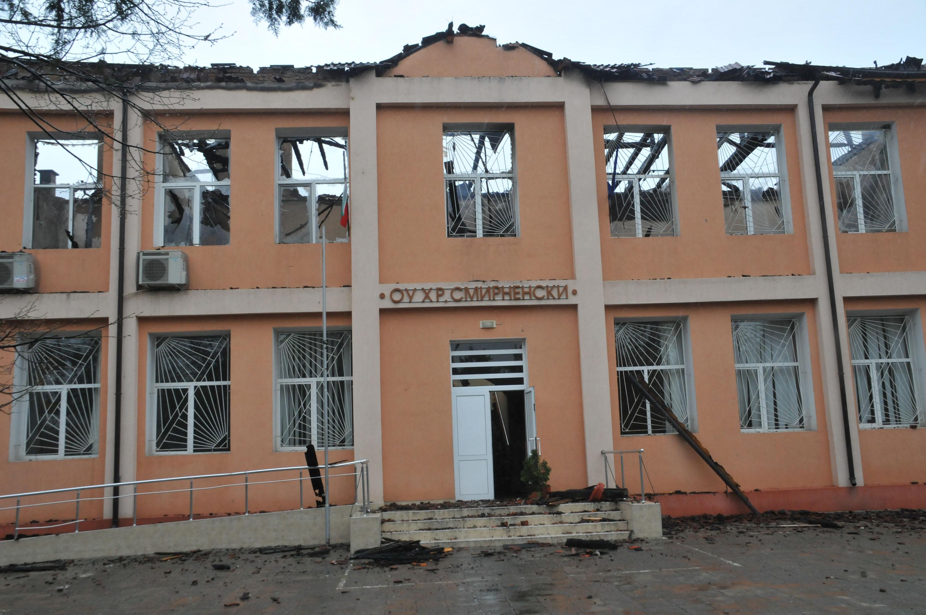 Общинари единодушно дариха заплатите си за изгорялото училище в Карнобат 