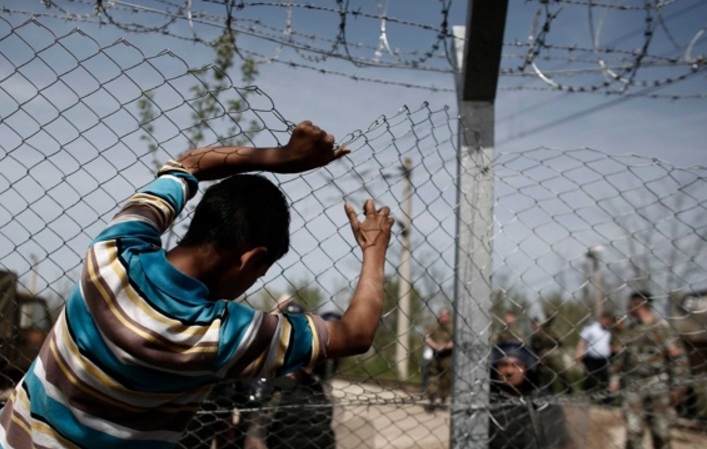 Стотици бежанци от Идомени щурмуват македонската граница, полицията ги отблъсква със сълзотворен газ