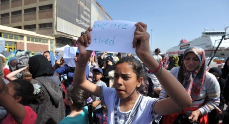 Гърция няма да затваря границите за имигранти, продължава да ги пуска в Европа 