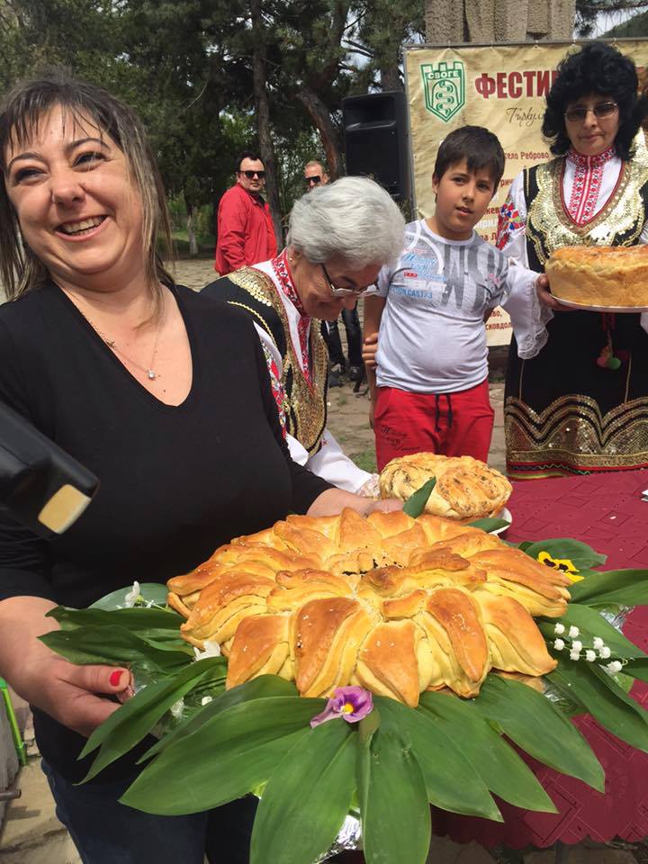 Българско и родно: Изумителни питки грейнаха като слънца на Фестивала на брашното! (СНИМКИ)