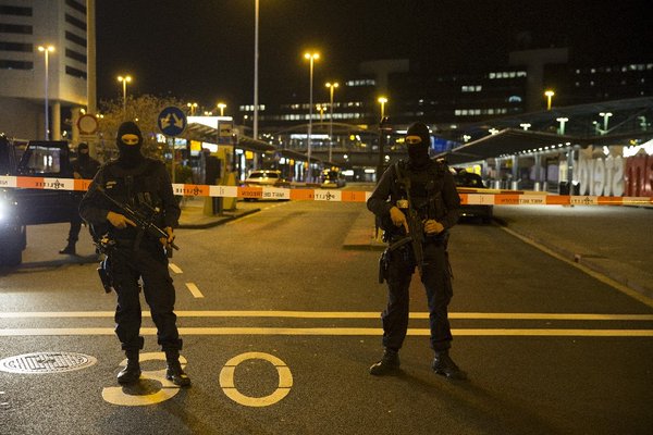 Опасност от взрив в Амстердам, арестуваха трима души