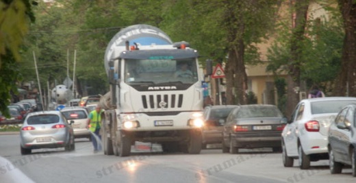 Бетоновоз омаза улици и коли в центъра на Благоевград (СНИМКИ)
