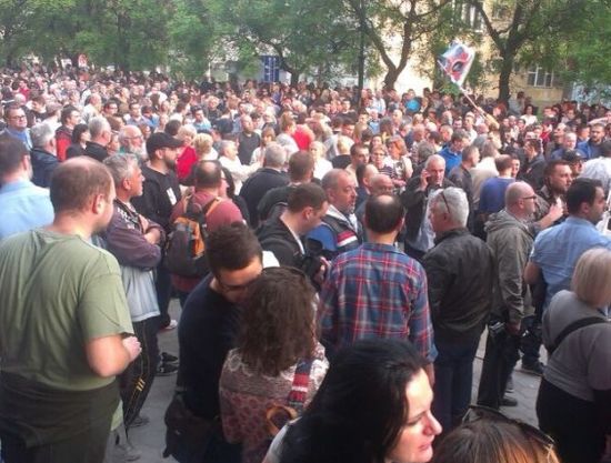 В Скопие ври и кипи: Гневна тълпа скандира &quot;Мафията в затвора!&quot;, тръгна към президентството