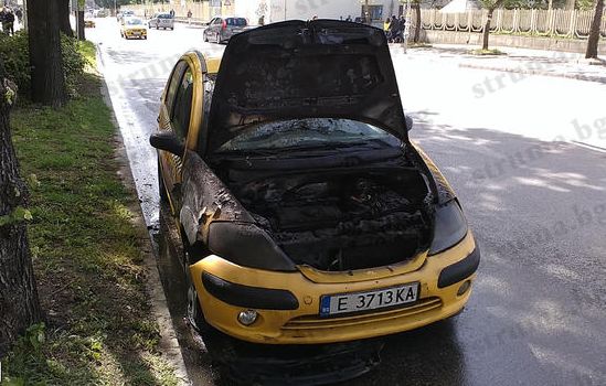 Неизправна газова уредба подпали такси пред полицията в Благоевград