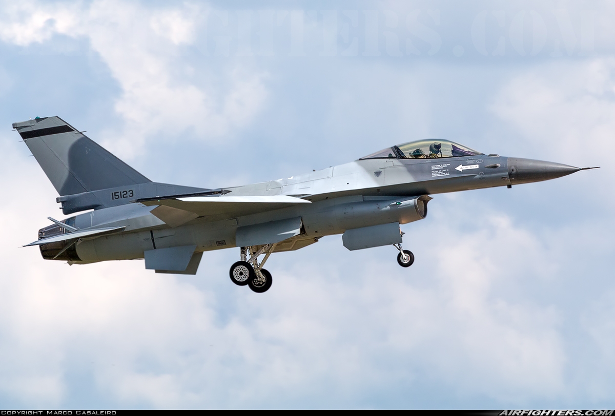 Първият румънски изтребител F-16 преминава изпитания в Португалия