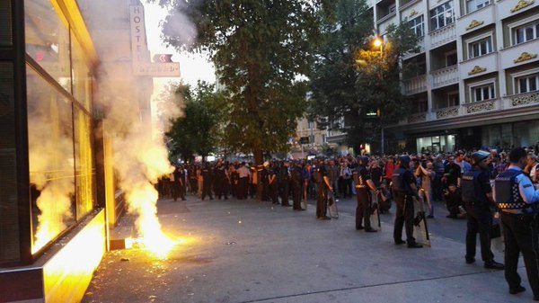 Протестът в Скопие завърши с разрушения, ранени журналисти и арестувани демонстранти (СНИМКИ/ВИДЕО)