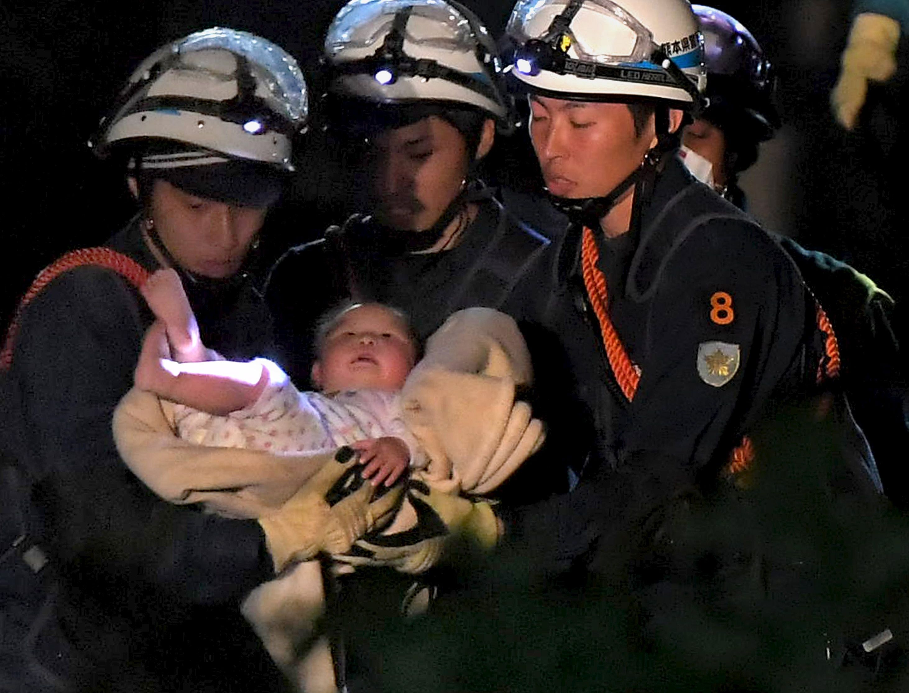 Спасиха бебе изпод руините в Япония (СНИМКА)   