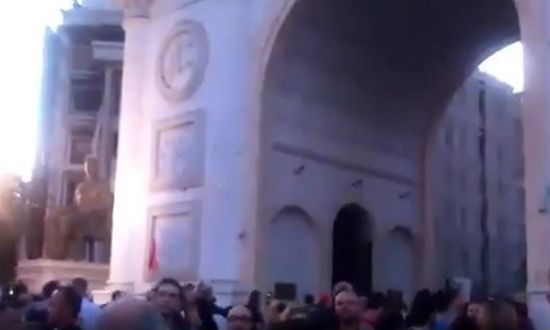 Омазаха с боя триумфалната арка в Скопие, полицията извади водни оръдия (ВИДЕО)
