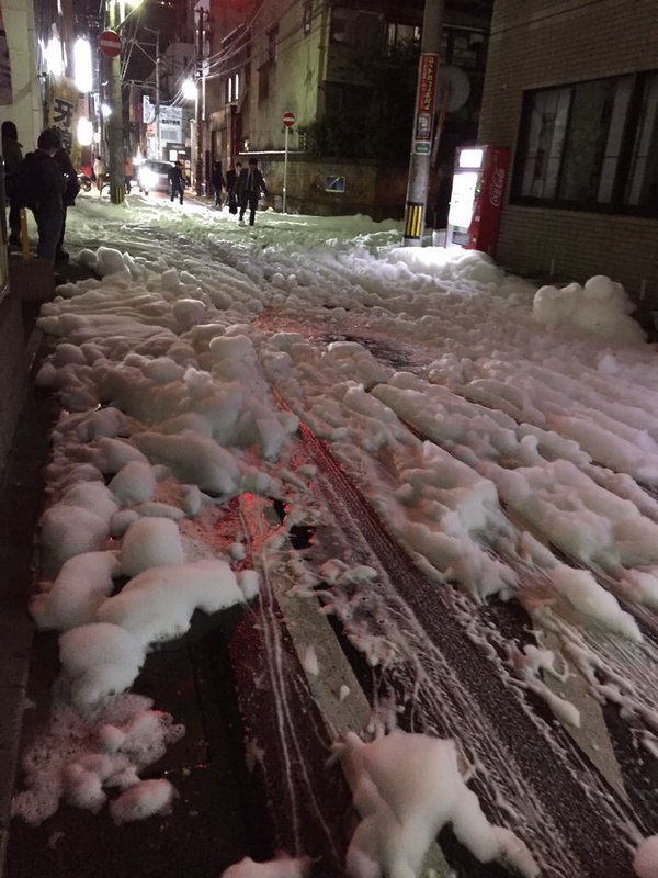 Загадъчна пяна покри улиците на японски град след серията земетресения