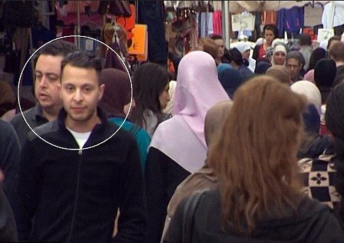 Салах Абдеслам се шматка спокойно на пазара в „Моленбек” дни преди да окървави Париж (ВИДЕО)
