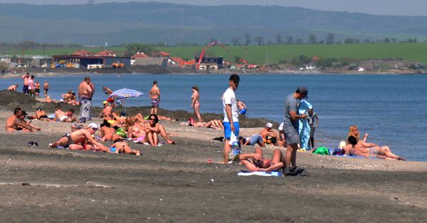 Зажаднели за плаж  нашенци откриха сезона по Черноморието (СНИМКИ)