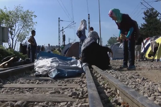 Бежанците в Идомени струпаха камъни и палатки върху жп линия (ВИДЕО)