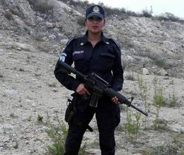 Полицайка взриви мрежата с голо селфи по време на дежурство (СНИМКА)
