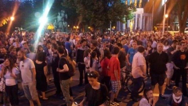 Хиляди македонци излязоха по улиците на протест за осми ден в Скопие