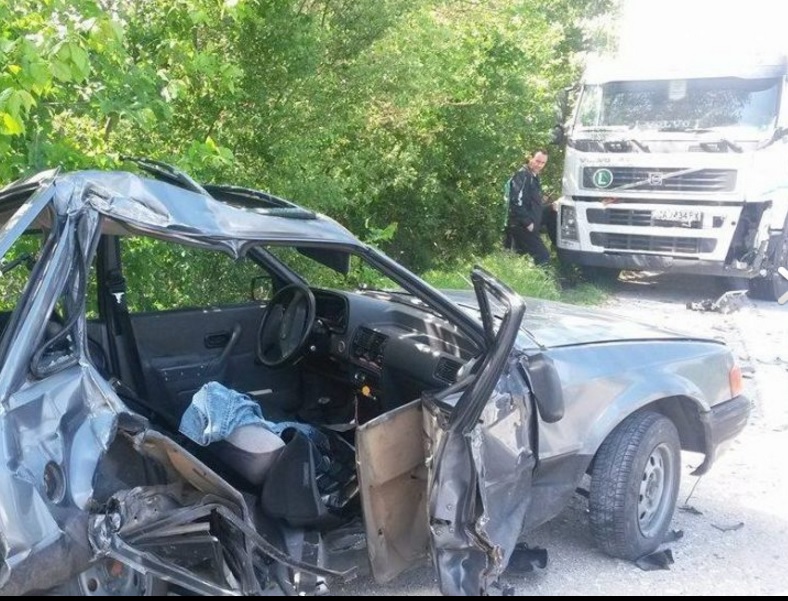 Тежка катастрофа с три коли в Пловдив! Режат ламарини, за да измъкнат шофьор (СНИМКА)