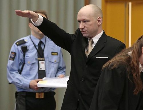 Изродът Брайвик, убил 77 души, осъди Норвегия за огромна сума