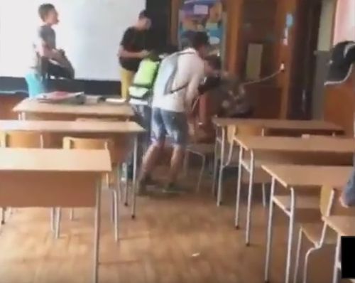 Шокиращо ВИДЕО: Ученици се гаврят с учителката си в час по английски!