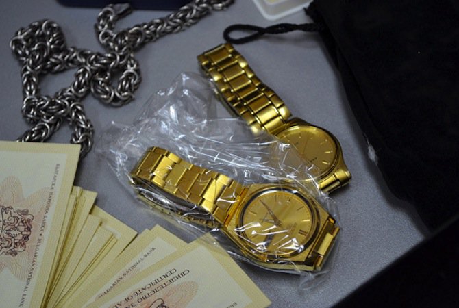 16 хиляди евро и много ценни часовници и монети открити при обиск в дома на Павел Александров (СНИМКИ)