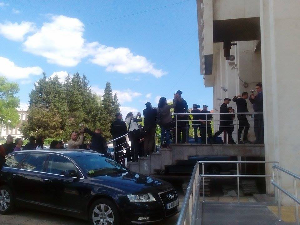 Сподвижници на Перата обсадиха съда в Бургас