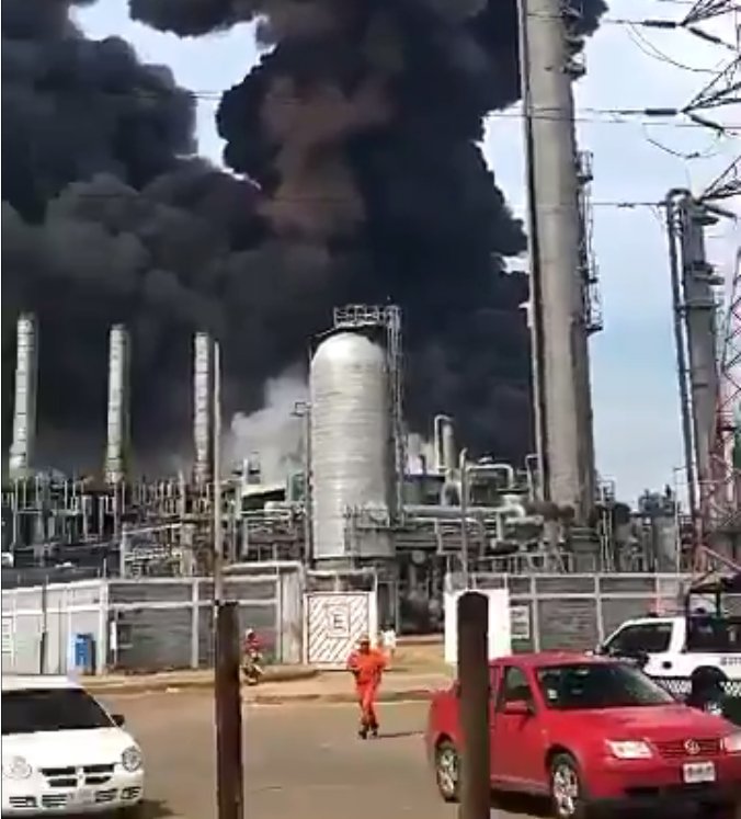 Екологична катастрофа заплашва Мексико след взрива в рафинерията (ВИДЕО)