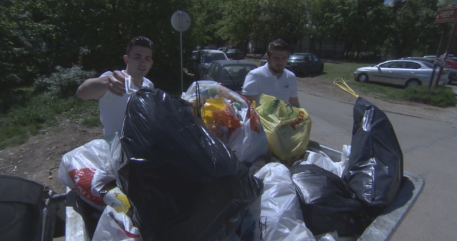 Добра инициатива: Младежи превърнаха изхвърлянето на боклука в чисти пари 