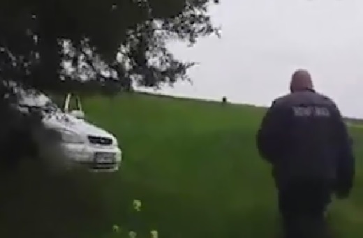 Скандално ВИДЕО! Полицаи се крият по храстите и снимат за скорост без знак