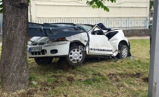 Шофьорка на градус потроши тотално колата си във Враца (СНИМКИ)