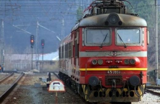 Призрачен влак с два вагона и четирима пътници пламна край Стражица