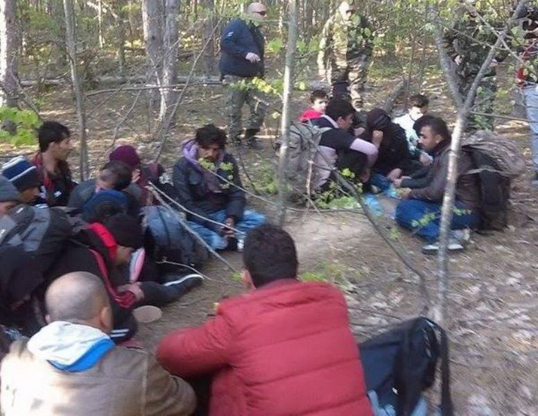Заловиха мигранти край Пазарджик, в групата има 4 деца