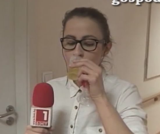 Репортерка на БНТ пие урина, за да се хареса на продуцента