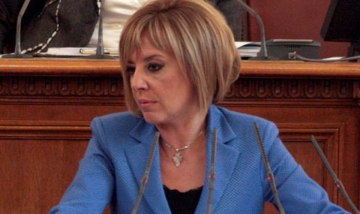 Мая Манолова подлага парламента на кръстосан огън в защита на длъжниците