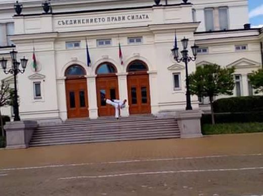 Варненски таекуондист се снима пред парламента, искаха да го арестуват