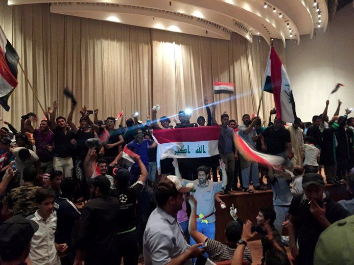 Напрежение в Ирак! Протестиращи нахлуха в парламента (СНИМКИ)